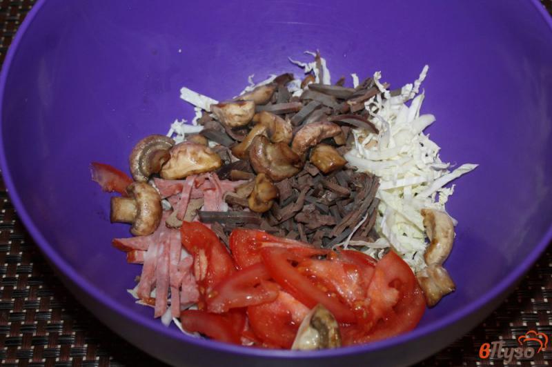 Фото приготовление рецепта: Салат из куриных субпродуктов, пекинской капусты и копченой колбасы шаг №4