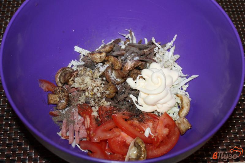 Фото приготовление рецепта: Салат из куриных субпродуктов, пекинской капусты и копченой колбасы шаг №5