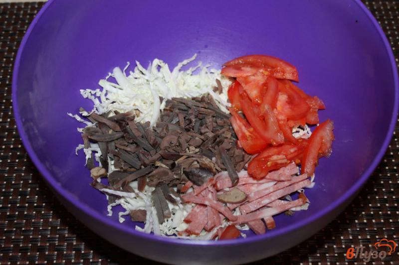 Фото приготовление рецепта: Салат из куриных субпродуктов, пекинской капусты и копченой колбасы шаг №3