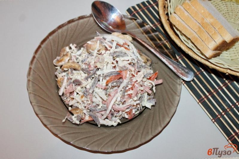 Фото приготовление рецепта: Салат из куриных субпродуктов, пекинской капусты и копченой колбасы шаг №6