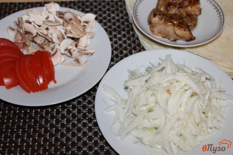 Фото приготовление рецепта: Лаваш с жареными куриными бедрами, пекинской капустой и помидорами шаг №1