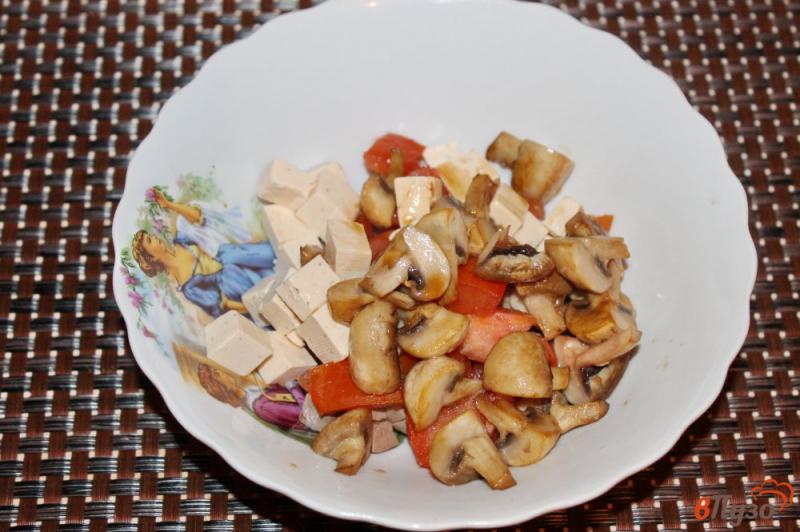 Фото приготовление рецепта: Салат с отварными сердечками, сыром и помидорами шаг №5