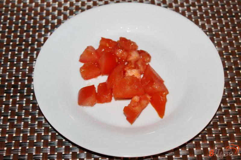 Фото приготовление рецепта: Салат с отварными сердечками, сыром и помидорами шаг №3