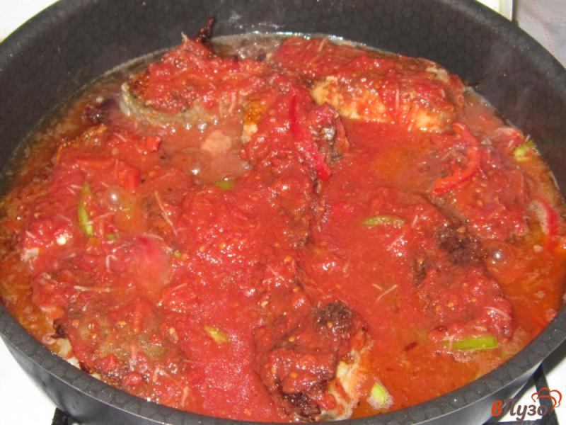 Фото приготовление рецепта: Щука жареная в остром томатном соусе шаг №4
