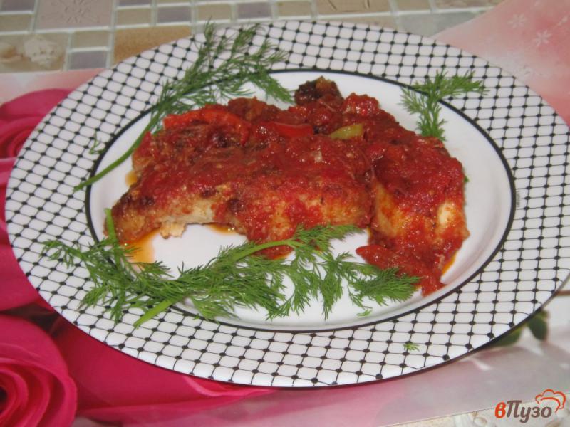 Фото приготовление рецепта: Щука жареная в остром томатном соусе шаг №5