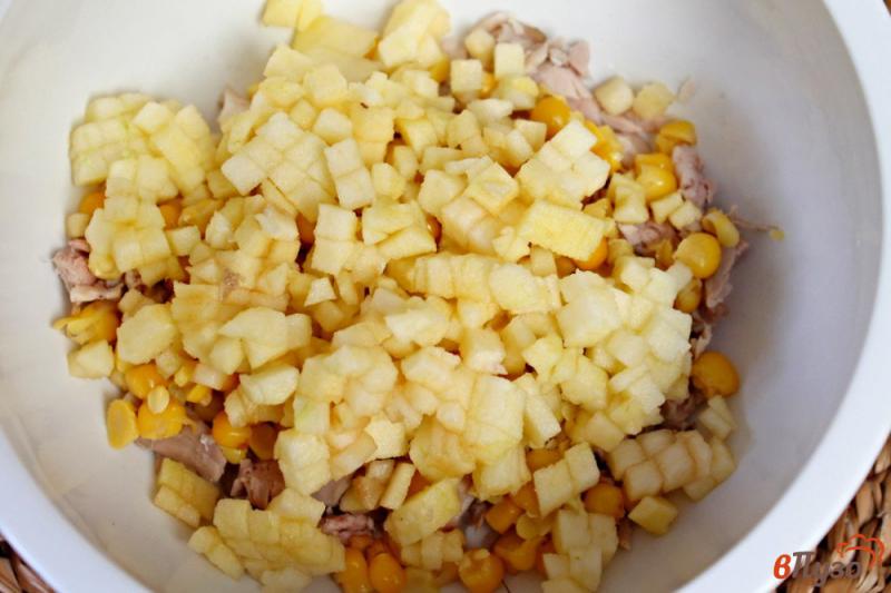 Фото приготовление рецепта: Салат из курицы с яблоком и кукурузой шаг №3