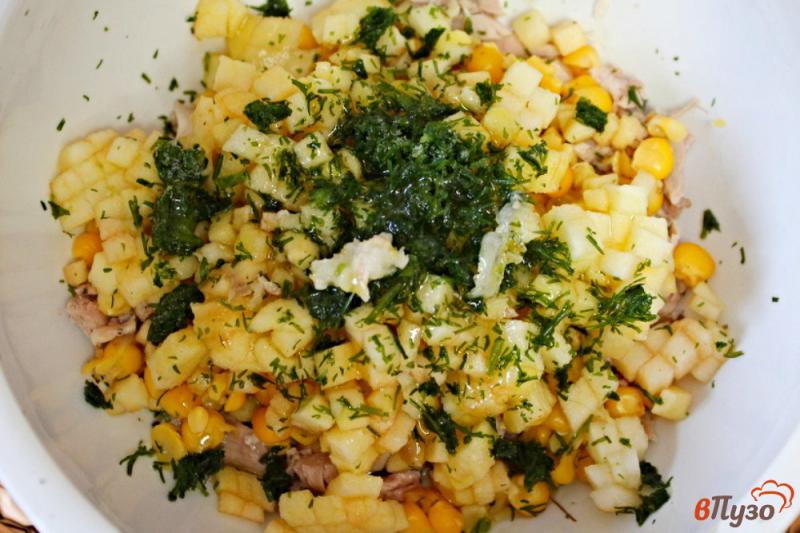 Фото приготовление рецепта: Салат из курицы с яблоком и кукурузой шаг №4