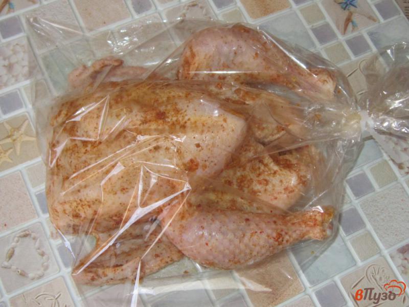 Фото приготовление рецепта: Курица запеченная в рукаве с карри и чесноком шаг №4
