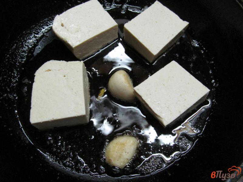 Фото приготовление рецепта: Тофу с соусом чили и брокколи шаг №3