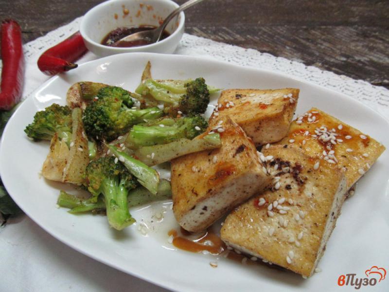 Фото приготовление рецепта: Тофу с соусом чили и брокколи шаг №6