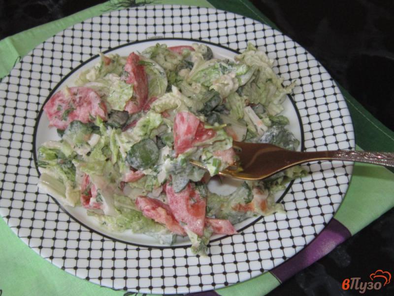 Фото приготовление рецепта: Салат с малосольными огурцами и пекинской капустой в сметане шаг №5