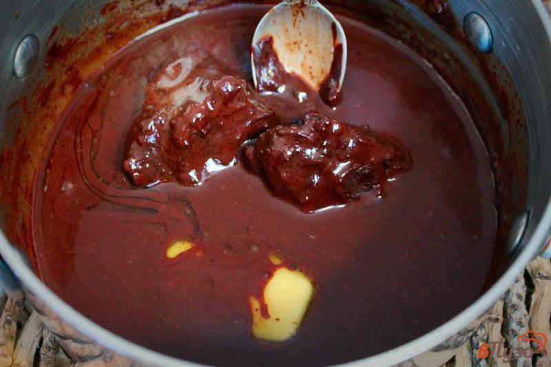 Фото приготовление рецепта: Творожная запеканка с вишней и теплым шоколадом шаг №4