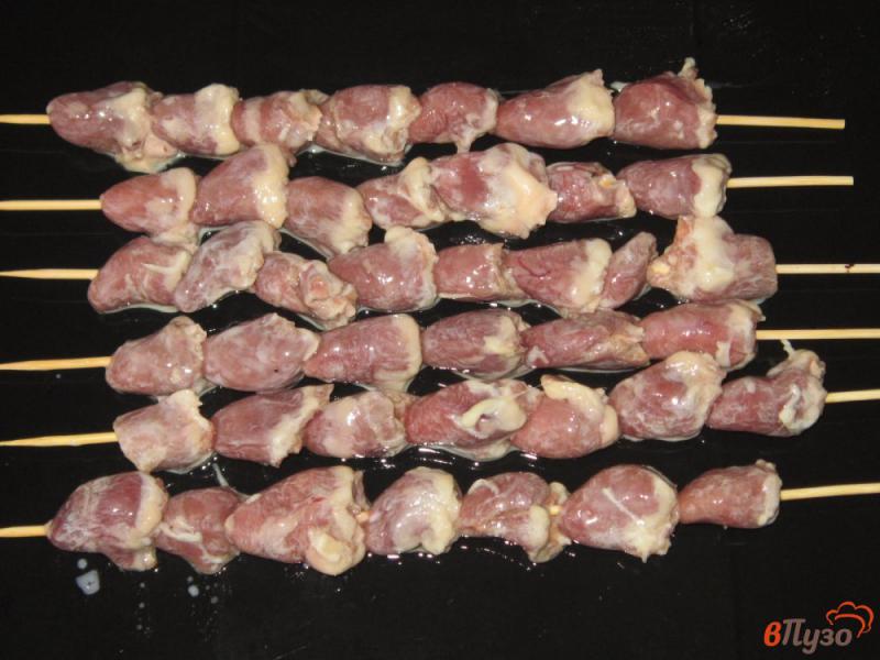 Фото приготовление рецепта: Куриные сердечки на шпажках маринованные в ряженке шаг №5