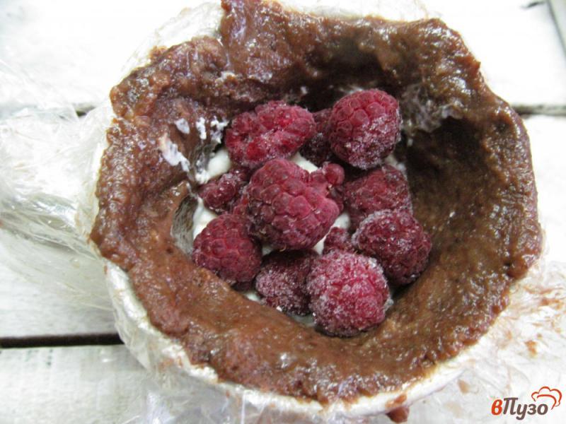 Фото приготовление рецепта: Десерт без выпечки из печенья с творогом и малиной шаг №4