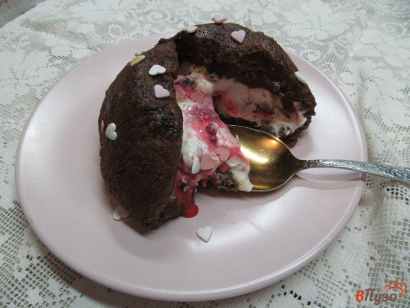 Фото приготовление рецепта: Десерт без выпечки из печенья с творогом и малиной шаг №8