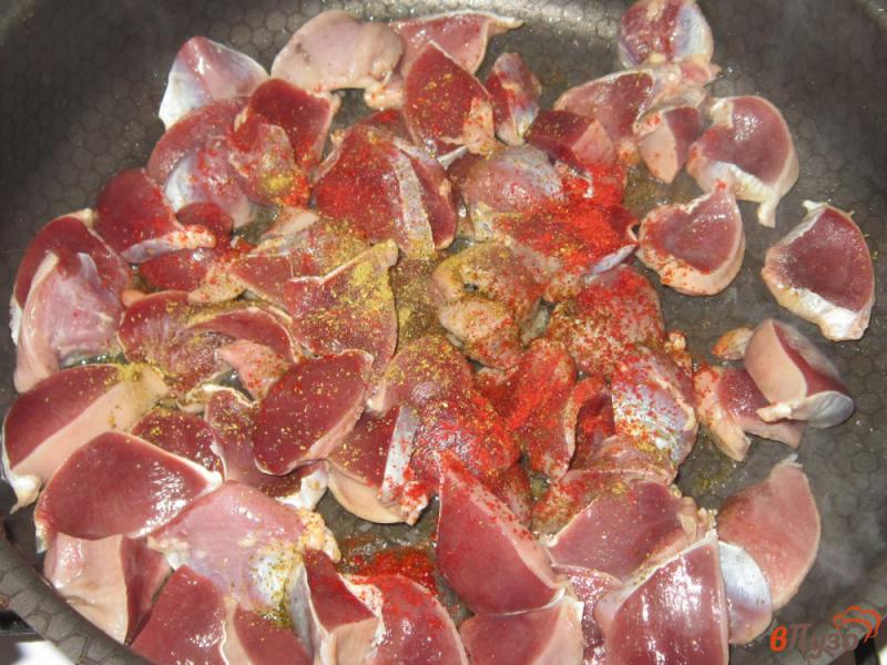 Фото приготовление рецепта: Рагу из утиных желудков с картофелем шаг №2