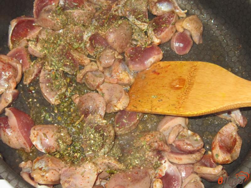 Фото приготовление рецепта: Рагу из утиных желудков с картофелем шаг №3