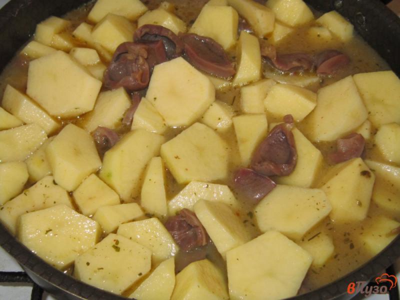 Фото приготовление рецепта: Рагу из утиных желудков с картофелем шаг №6