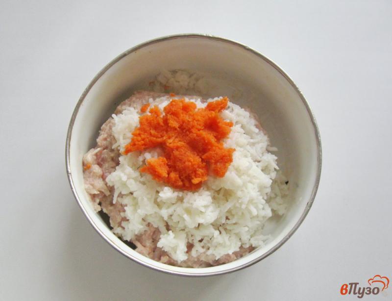 Фото приготовление рецепта: Тефтели с рисом и морковью шаг №3