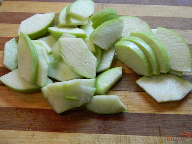 Фото приготовление рецепта: Пирог на кефире с яблоками, орехами и курагой шаг №4