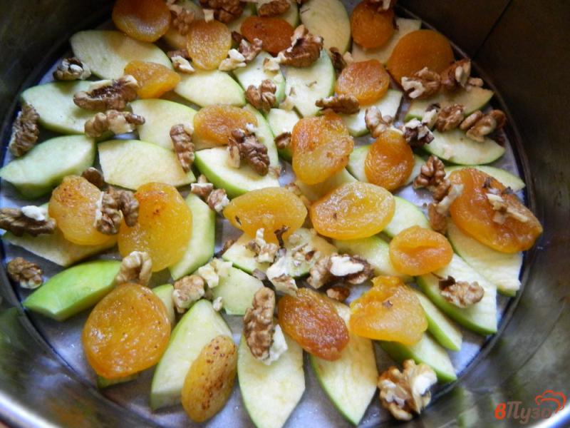 Фото приготовление рецепта: Пирог на кефире с яблоками, орехами и курагой шаг №5