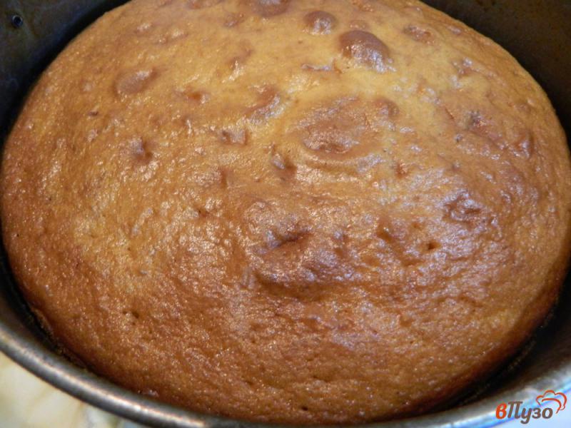 Фото приготовление рецепта: Пирог на кефире с яблоками, орехами и курагой шаг №7