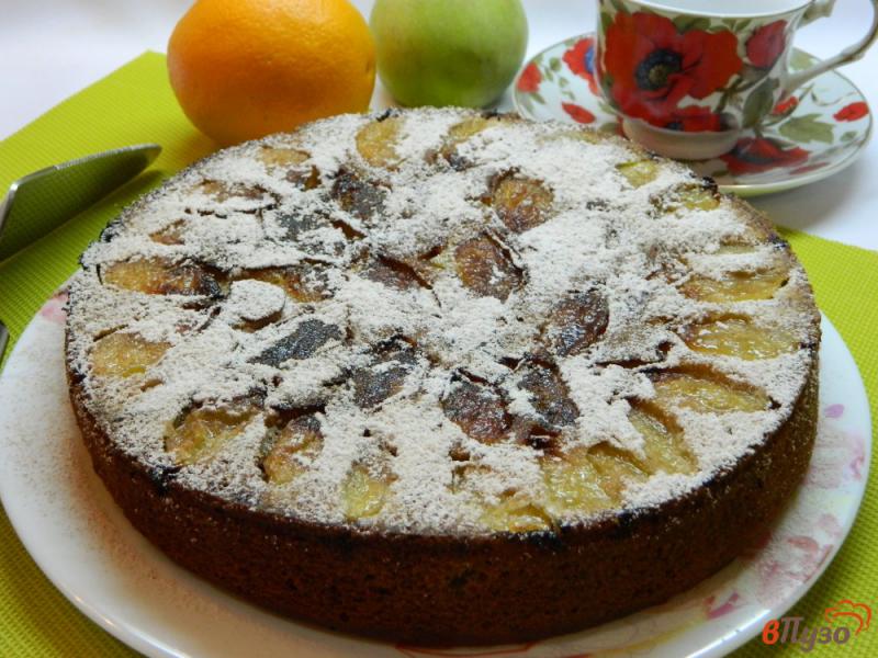 Фото приготовление рецепта: Пирог на кефире с яблоками, орехами и курагой шаг №8