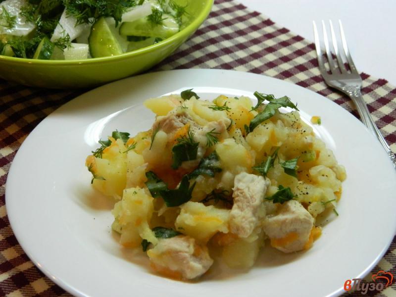 Фото приготовление рецепта: Тушеный картофель с кабачком и индейкой шаг №6
