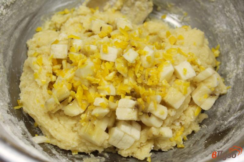 Фото приготовление рецепта: Печенье песочное с бананом и лимоном шаг №5