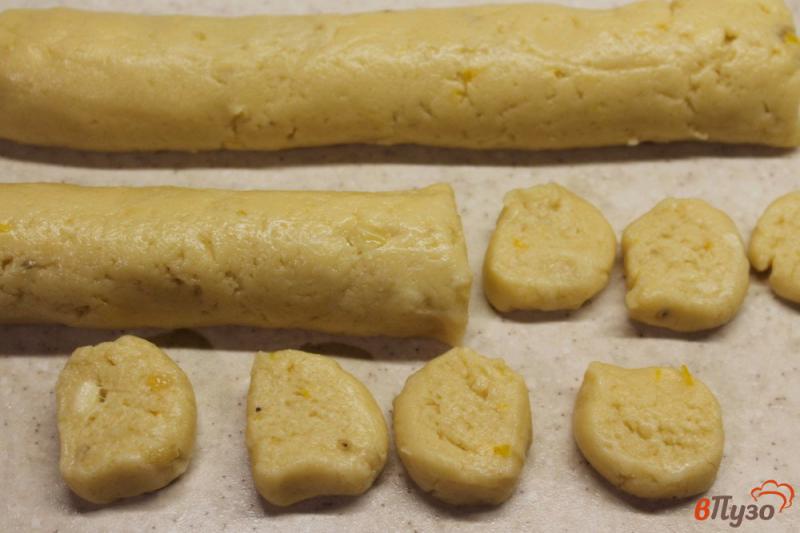 Фото приготовление рецепта: Печенье песочное с бананом и лимоном шаг №6