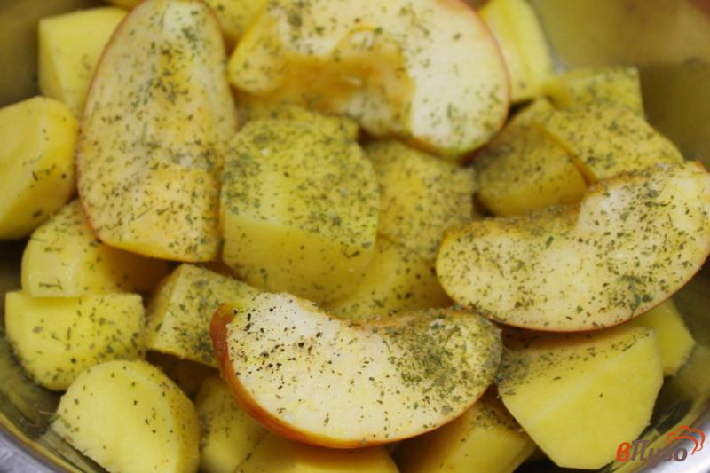 Фото приготовление рецепта: Картофель с яблоком в рукаве шаг №3