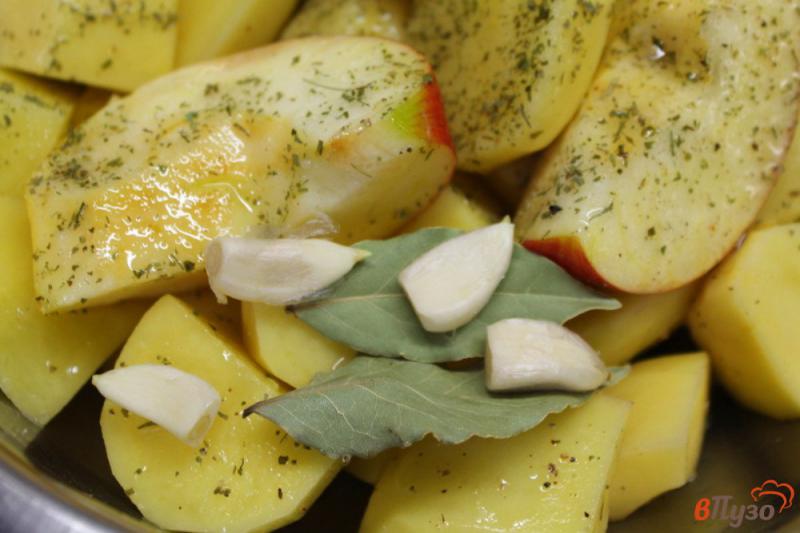 Фото приготовление рецепта: Картофель с яблоком в рукаве шаг №4