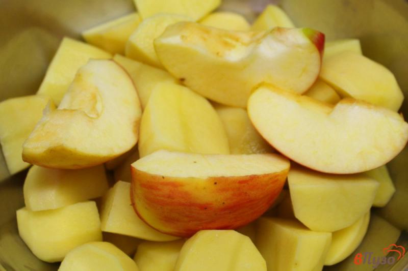 Фото приготовление рецепта: Картофель с яблоком в рукаве шаг №2