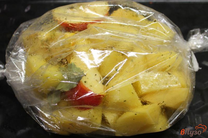 Фото приготовление рецепта: Картофель с яблоком в рукаве шаг №5