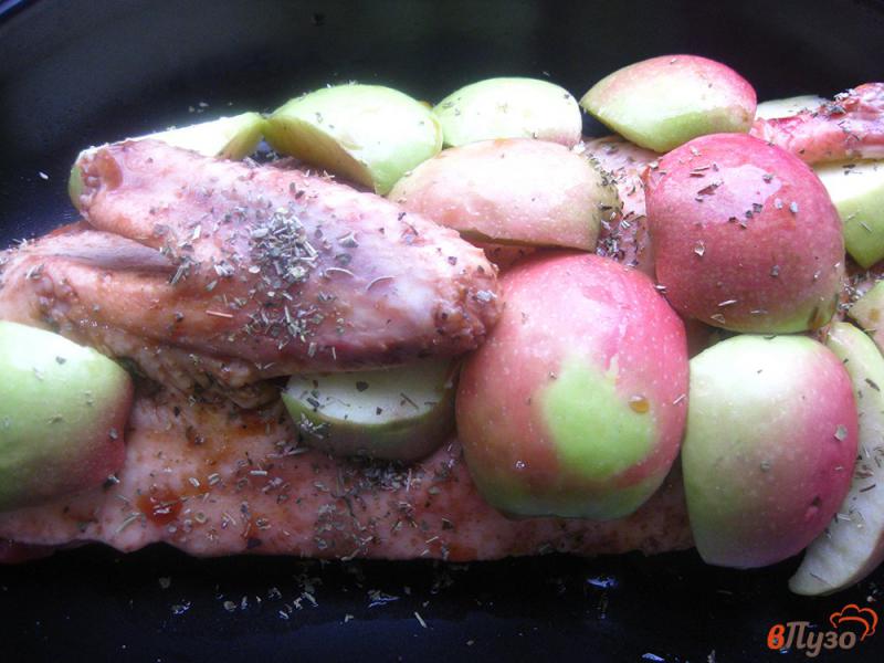 Фото приготовление рецепта: Утка с яблоками в духовке шаг №4
