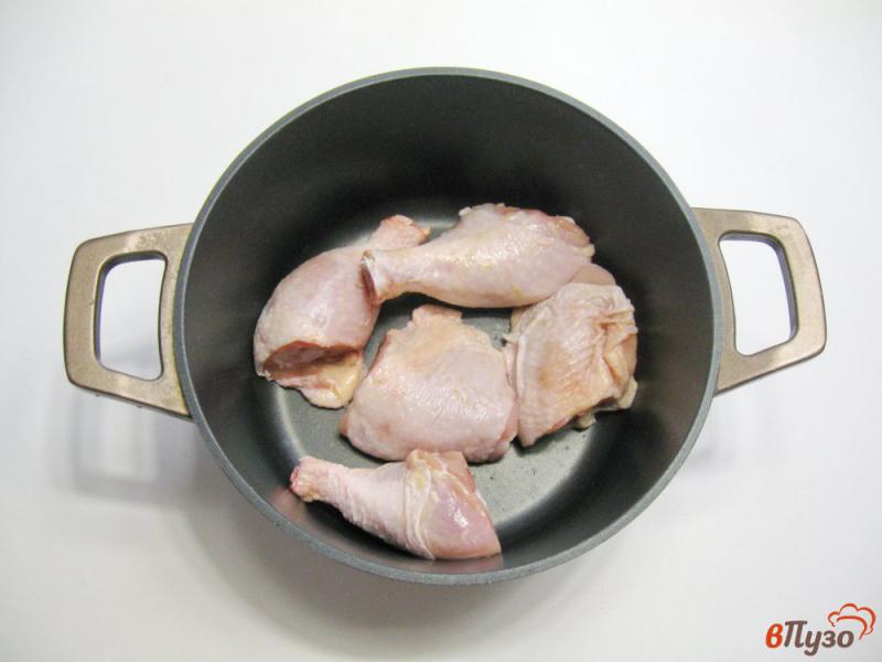 Фото приготовление рецепта: Курица тушеная с квашеной капустой шаг №1