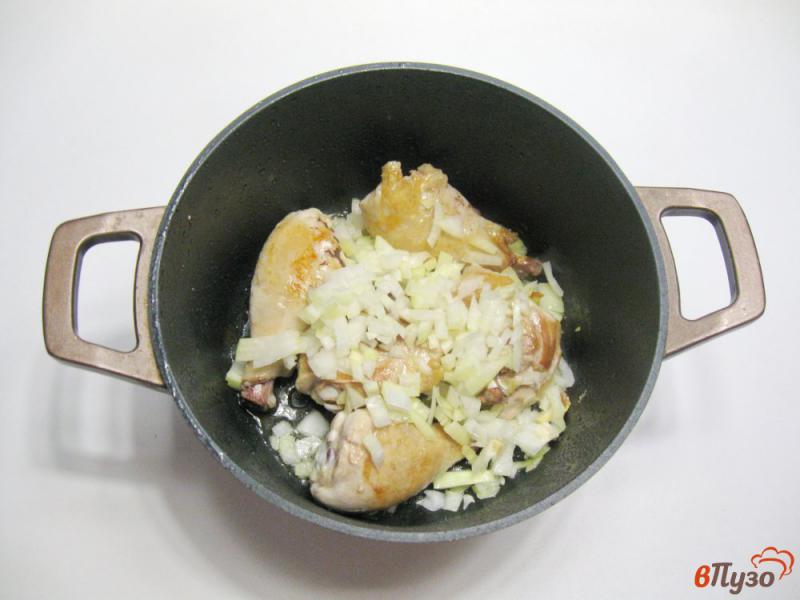 Фото приготовление рецепта: Курица тушеная с квашеной капустой шаг №2