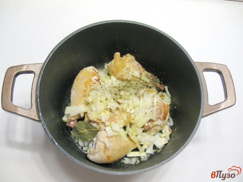 Фото приготовление рецепта: Курица тушеная с квашеной капустой шаг №3