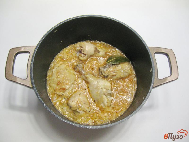 Фото приготовление рецепта: Курица тушеная с квашеной капустой шаг №5