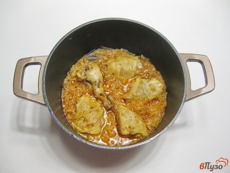 Фото приготовление рецепта: Курица тушеная с квашеной капустой шаг №6