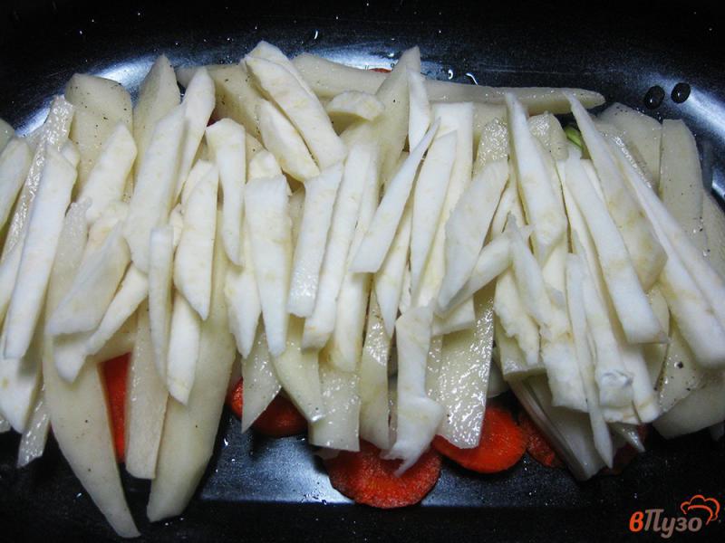 Фото приготовление рецепта: Семга с овощами под сыром шаг №7