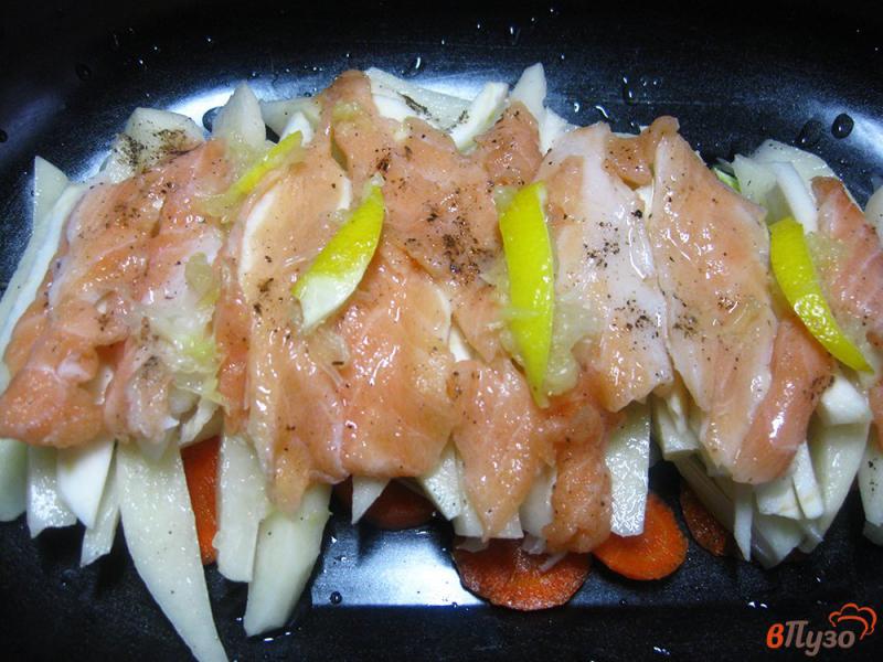 Фото приготовление рецепта: Семга с овощами под сыром шаг №9