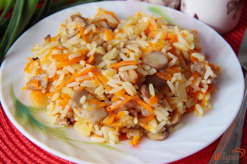 Фото приготовление рецепта: Рис с грибами на сковороде шаг №4