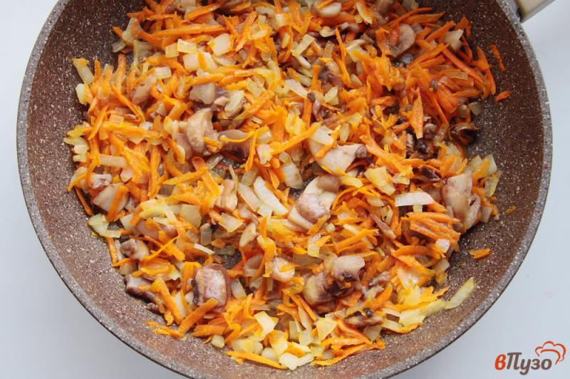 Фото приготовление рецепта: Рис с грибами на сковороде шаг №2
