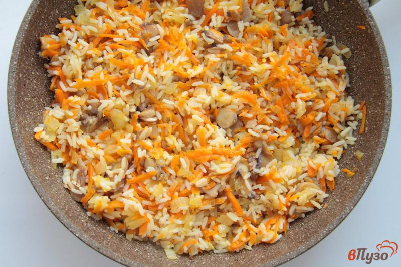Фото приготовление рецепта: Рис с грибами на сковороде шаг №3