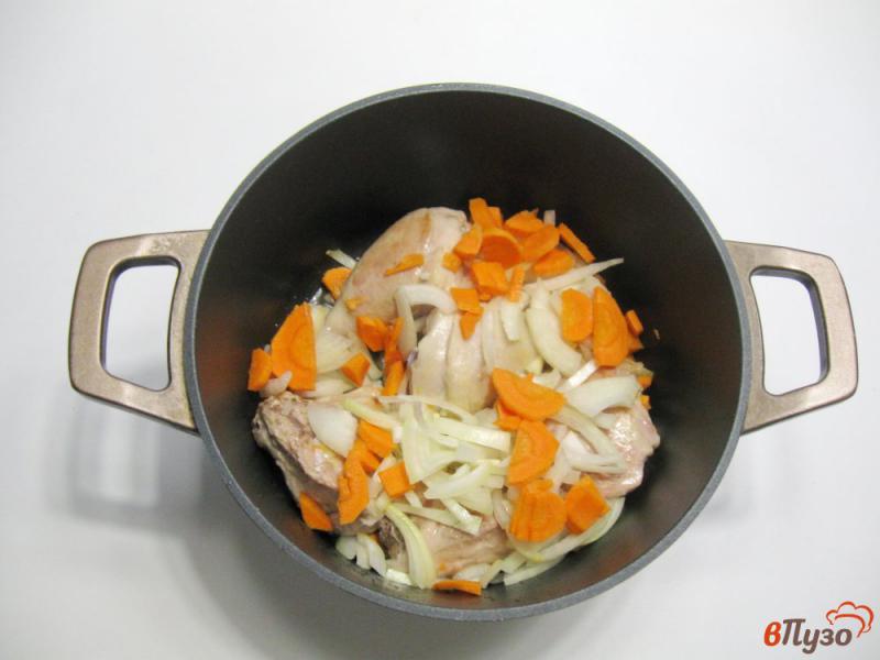 Фото приготовление рецепта: Жаркое из курицы с картофелем и зеленым горошком шаг №3