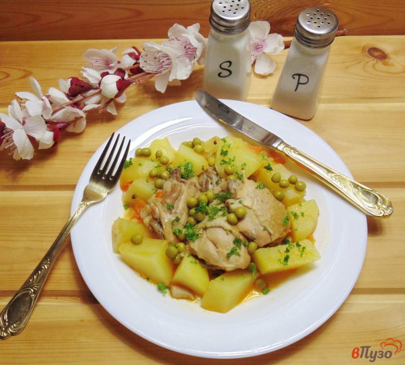 Фото приготовление рецепта: Жаркое из курицы с картофелем и зеленым горошком шаг №7