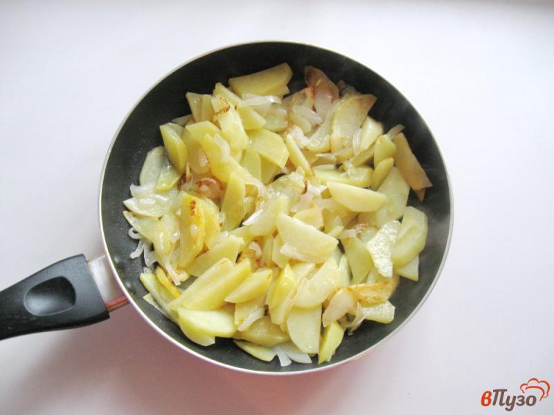 Фото приготовление рецепта: Жареный картофель с яйцами и сосисками шаг №1