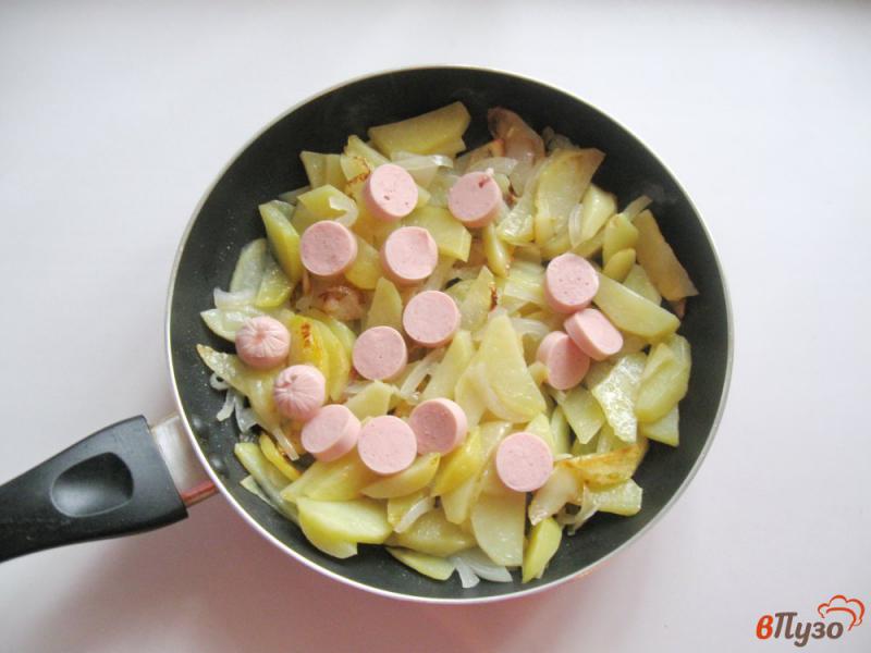 Фото приготовление рецепта: Жареный картофель с яйцами и сосисками шаг №2