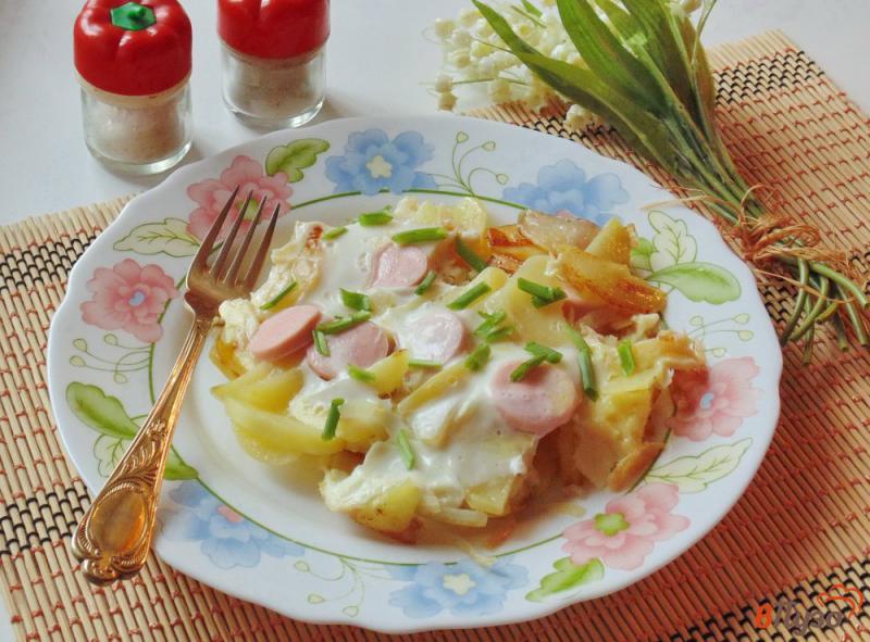 Фото приготовление рецепта: Жареный картофель с яйцами и сосисками шаг №5